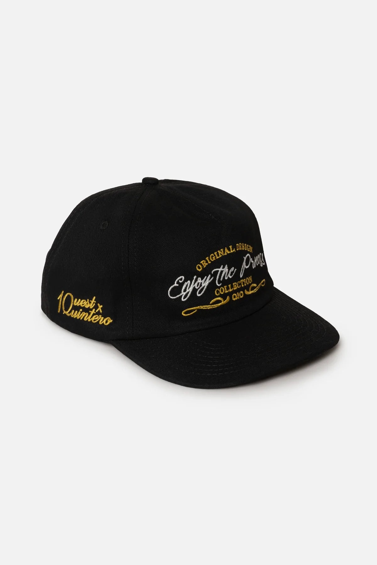 GORRA BEISBOLERA EN BLOQUES DE COLOR NEGRO CON BORDADO MARCA QUEST X JUAN FERNANDO QUINTERO
