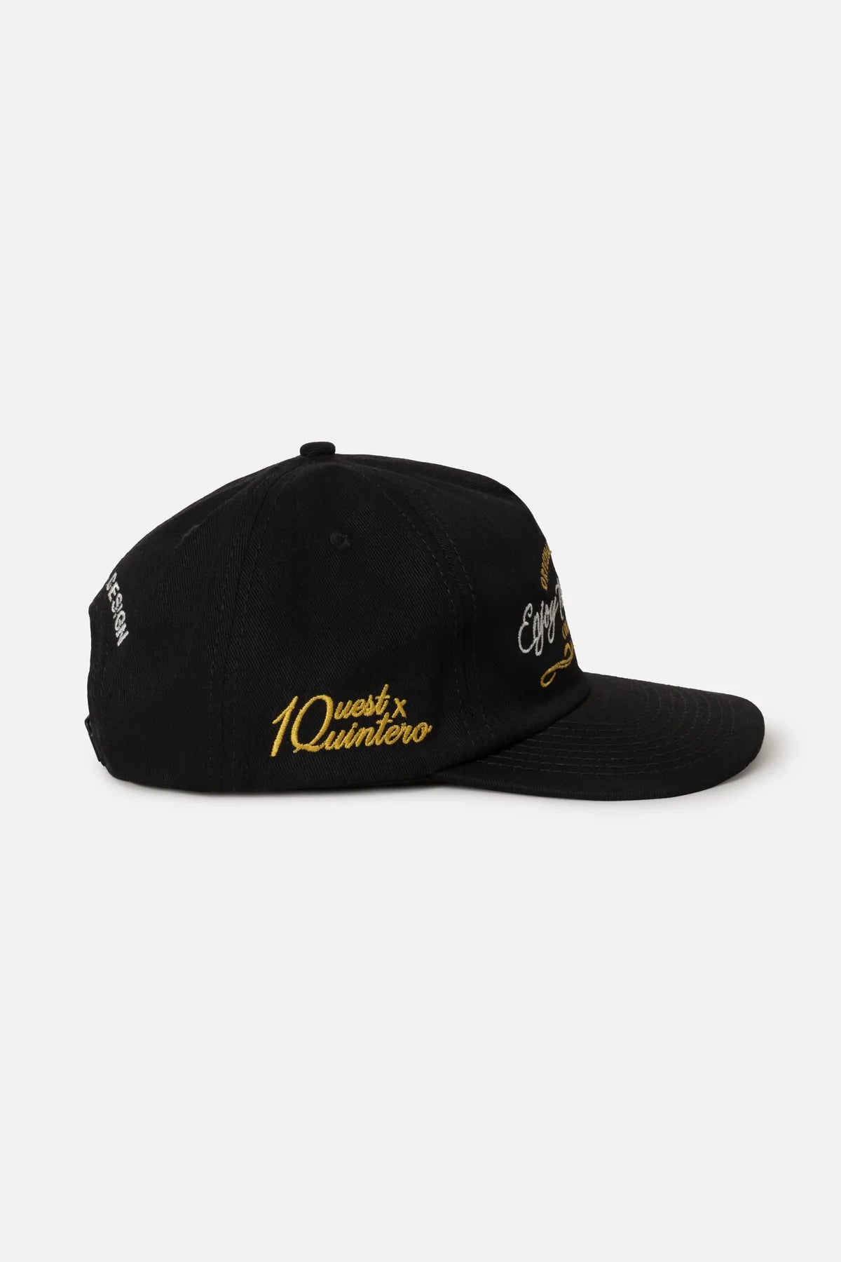 GORRA BEISBOLERA EN BLOQUES DE COLOR NEGRO CON BORDADO MARCA QUEST X JUAN FERNANDO QUINTERO