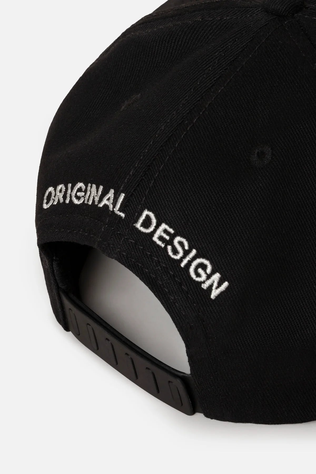 GORRA BEISBOLERA EN BLOQUES DE COLOR NEGRO CON BORDADO MARCA QUEST X JUAN FERNANDO QUINTERO
