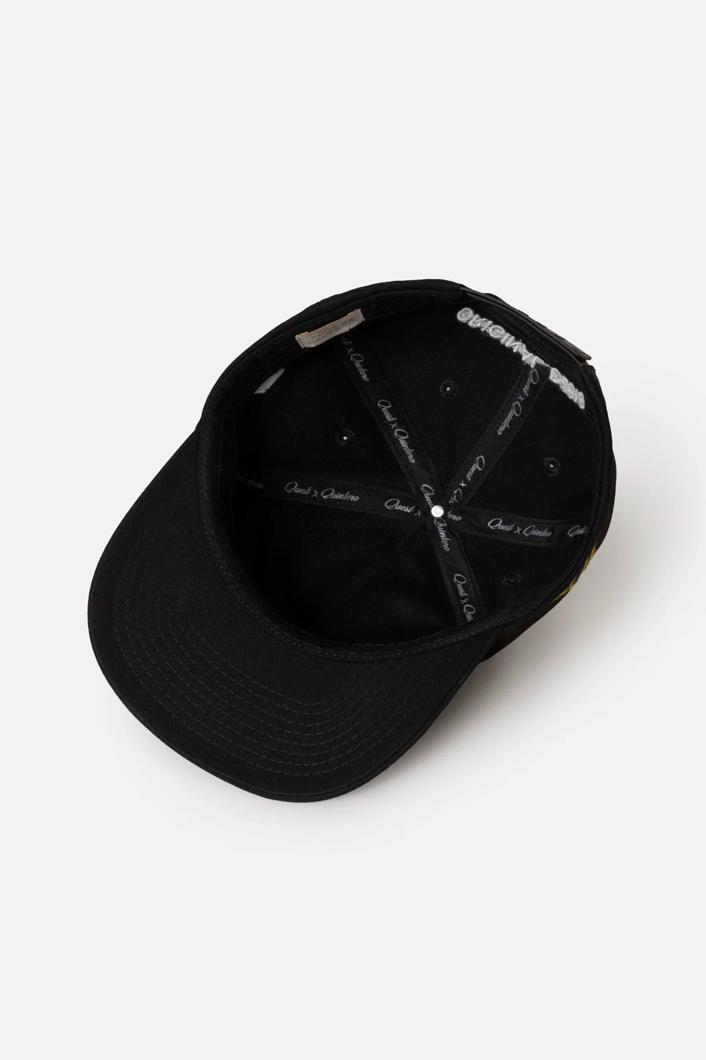 GORRA BEISBOLERA EN BLOQUES DE COLOR NEGRO CON BORDADO MARCA QUEST X JUAN FERNANDO QUINTERO