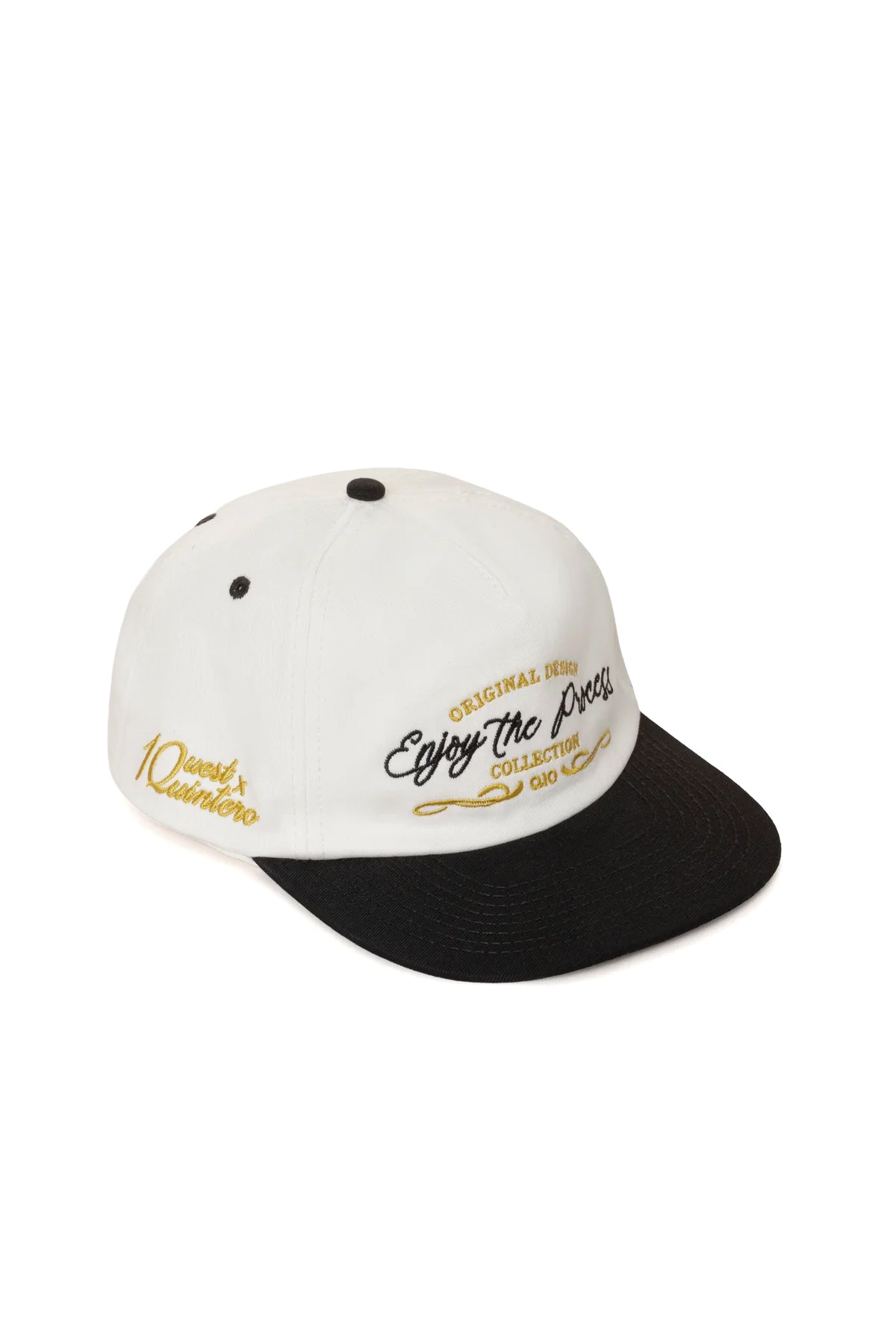 GORRA BEISBOLERA EN BLOQUES DE COLOR BEIGE CON BORDADO MARCA QUEST X JUAN FERNANDO QUINTERO