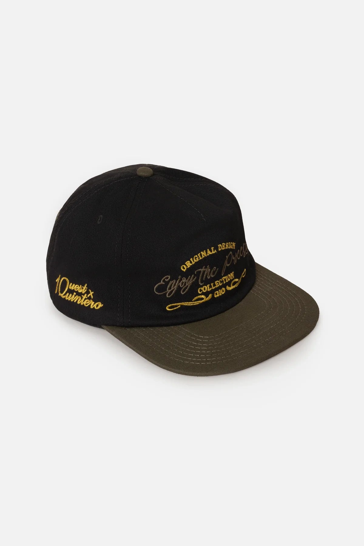 GORRA BEISBOLERA EN BLOQUES DE COLOR CON BORDADO VERDE MARCA QUEST X JUAN FERNANDO QUINTERO