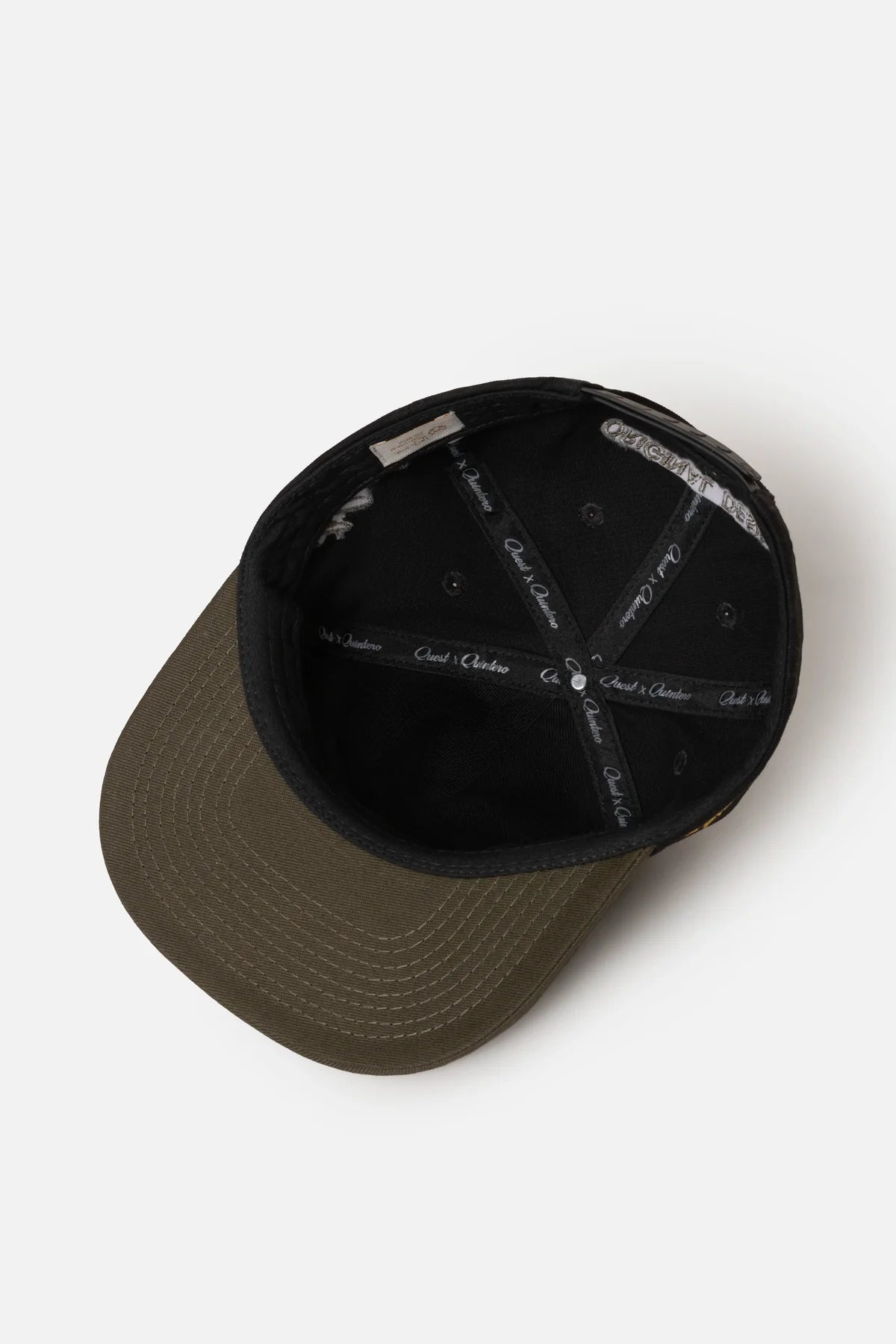 GORRA BEISBOLERA EN BLOQUES DE COLOR CON BORDADO VERDE MARCA QUEST X JUAN FERNANDO QUINTERO